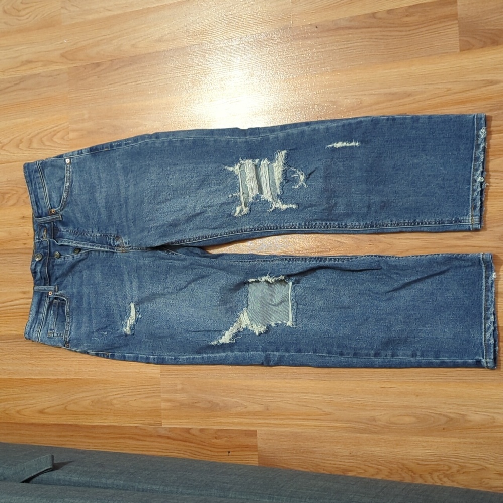 NWT high rise jeans With Distressed Look